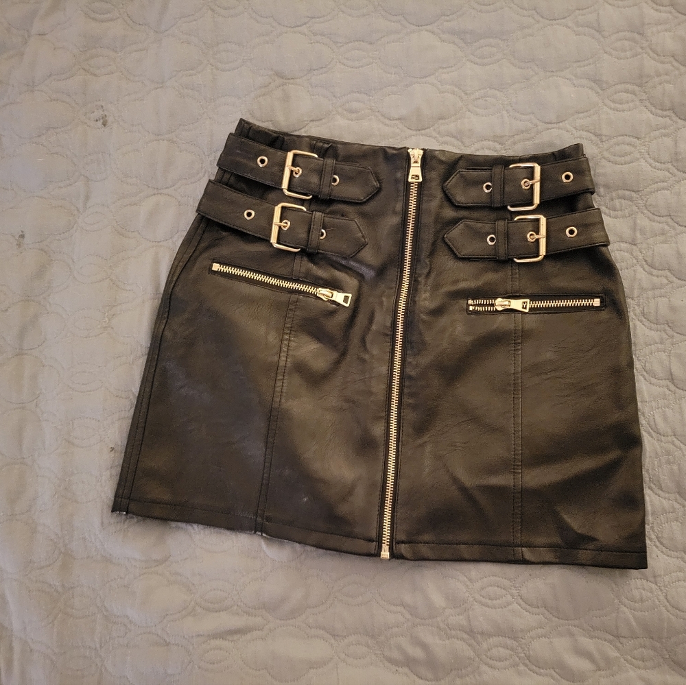 Black leather mini skirt with zipper and adjustable buckels